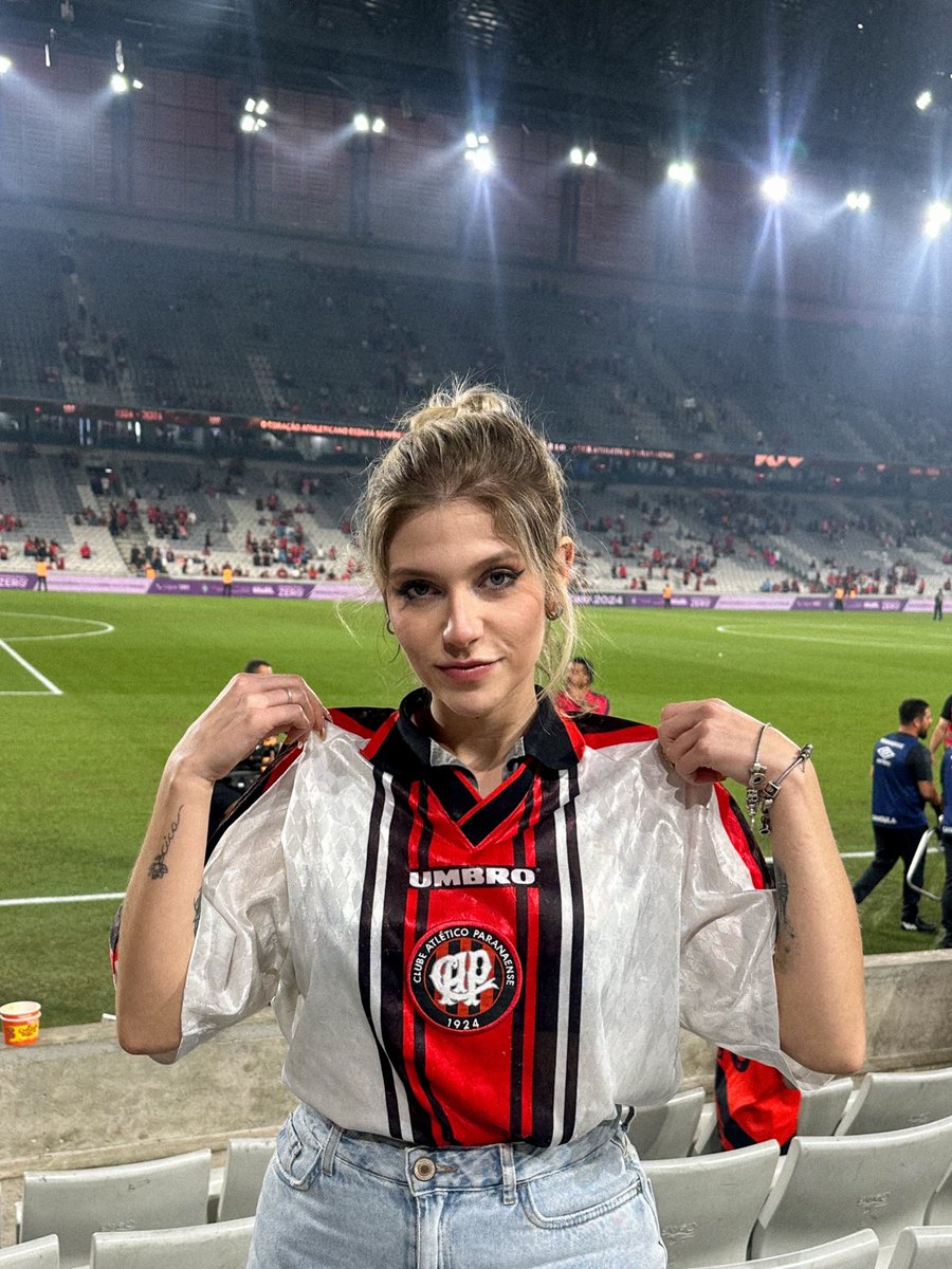 trulymadlydizzy's tweet photo. minha camisa bonita n merecia o jogo q fizemos ontem 👍 https://t.co/wdSDvdE04K