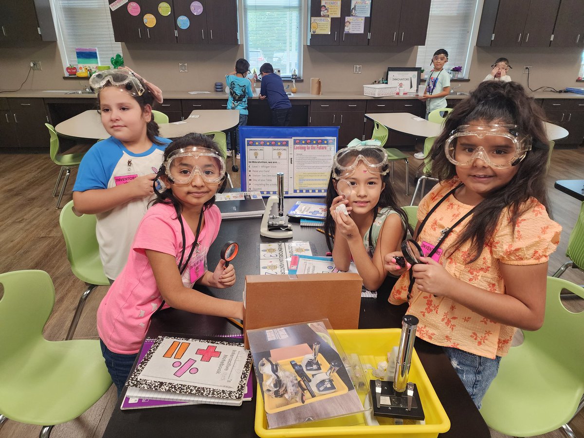 AlyssaAggie's tweet image. First day of STEM lab was a success! #stem #stemteacher #thisislfsmith @LFSmithElem  @PISDScienceK_4