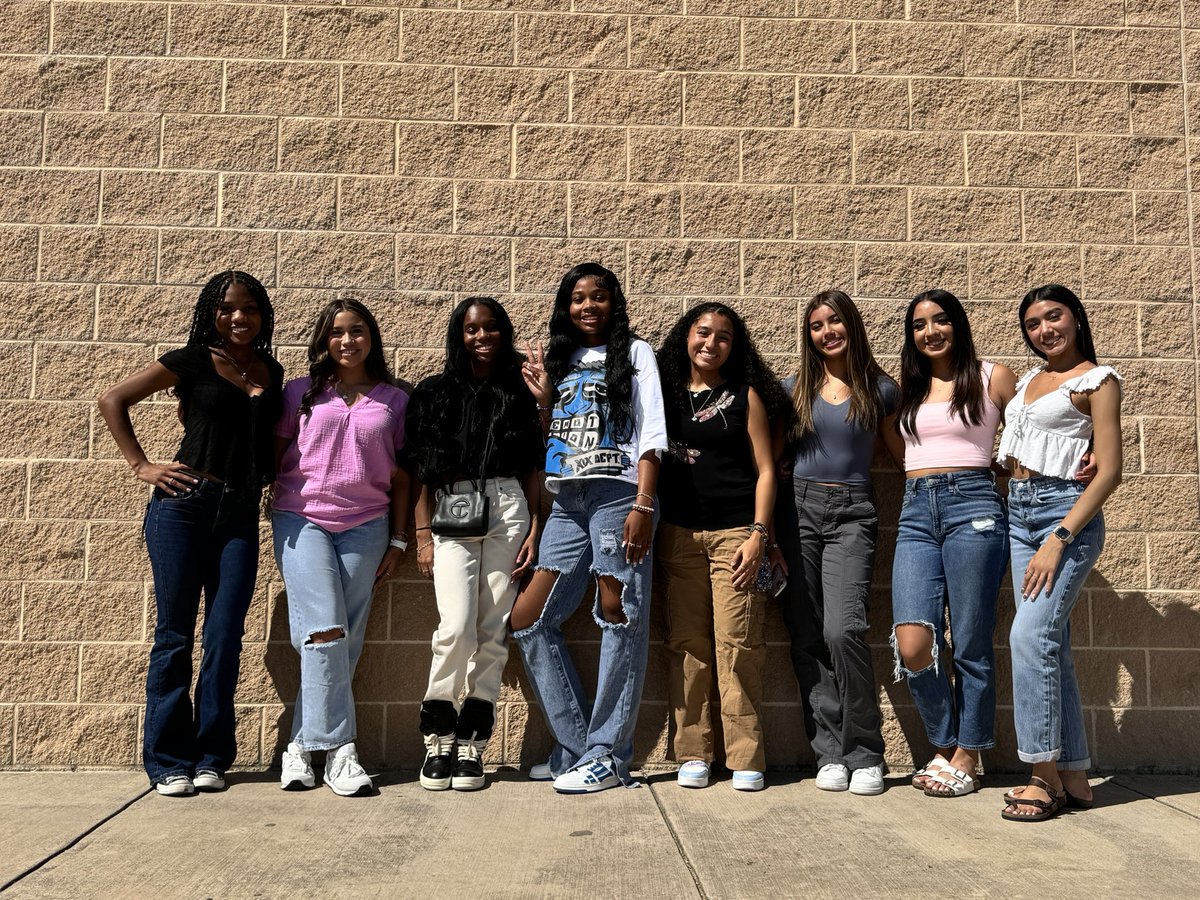 WARREN_TFXC's tweet image. Last First Day for our SENIORS on the Girls Track Team! #EDUB #YOUKNOW