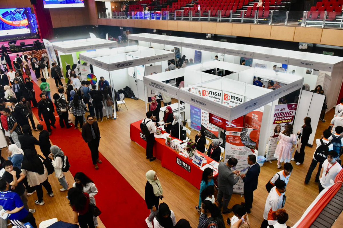 MohdShukriYajid's tweet photo. Officiated the @MSUmalaysia Career &amp; Lifelong Learning Education Fair 2024 #MSUcef2024 organised by @msuacademy with participation from industry partners. Within the employability ecosystem for talent management, nurturing potential as future-resilient individuals is essential. https://t.co/tHdXUWHhZb