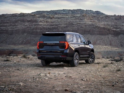 JustinSmith002's tweet photo. The 2025 GMC Yukon debuts with GM’s T1 platform, revised exterior styling, optional 24-inch wheels, 16.8-inch touchscreen display, 8-inch climate control touchscreen and the 3.0L turbodiesel inline six engine with 305 hp and 495 lb-ft of torque. #GM #GMC #Yukon https://t.co/983HEMzOdF