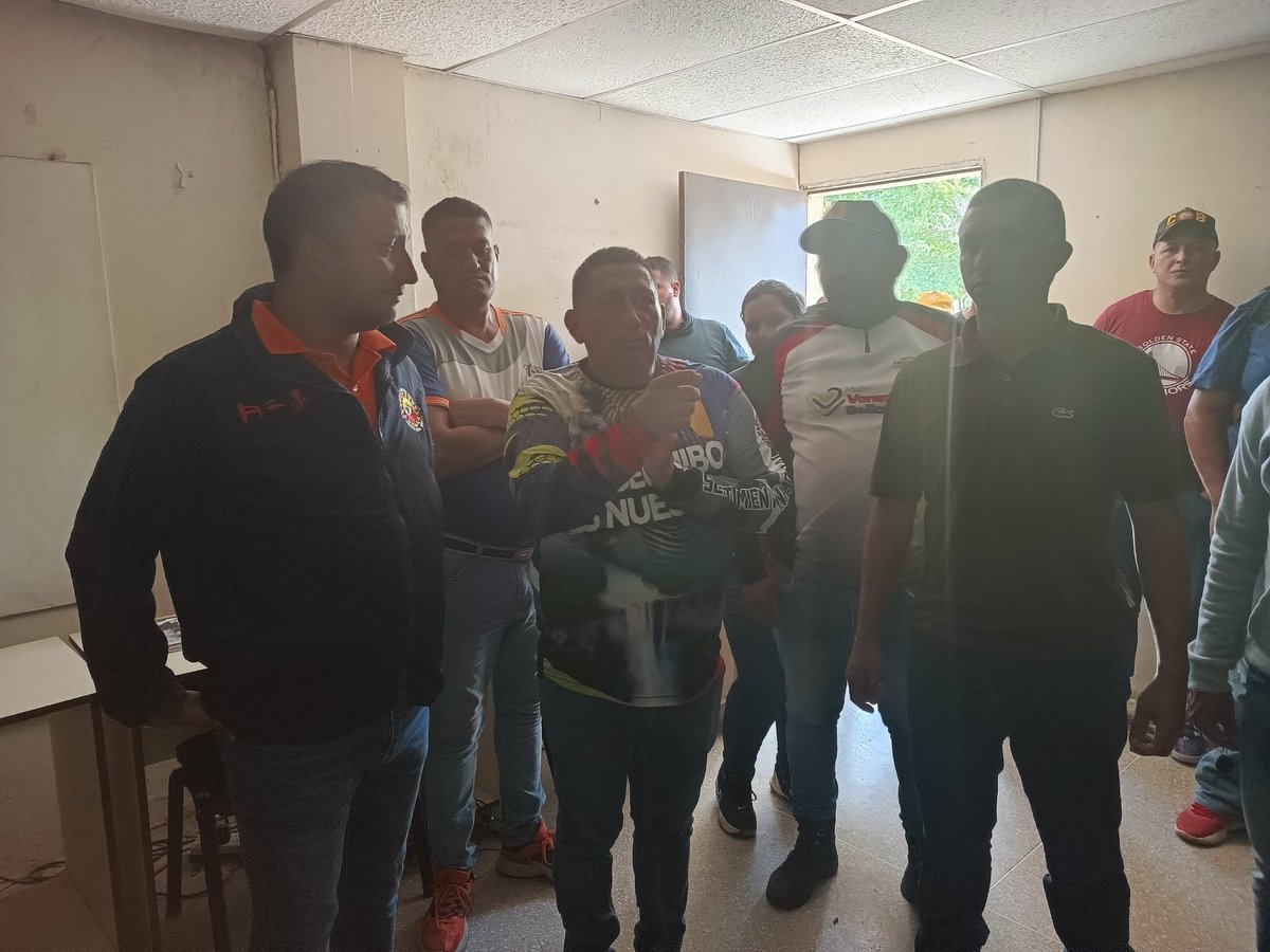 #Fundabit Torres la tarde de hoy junto al profesor Eleamer realizando recorrido por el CBIT Juan Bautista Franco inspeccionando los avances de los trabajos de adecuación de la institución. <a href="/EleamerAbdala/">Eleamer Elkatrib</a> <a href="/Fundabit_/">FundabitOficial</a> <a href="/Fundabitlara01/">Fundabit Lara</a> <a href="/cdcelara/">Centro de Desarrollo de la Calidad Educativa Lara</a> <a href="/NicolasMaduro/">Nicolás Maduro</a>