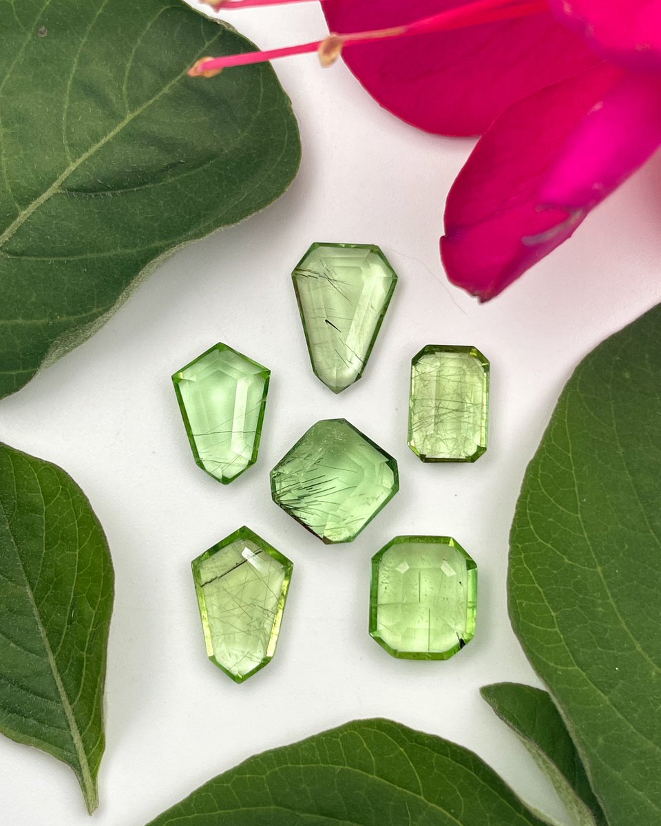 luciditygems's tweet photo. PERIDOT WITH LUDWIGITE GEOMETRICS 🍐Beautiful clarity 🪟 with amazing Ludwigite needling 🪡   This type of peridot is a rarity and even more difficult to find in Geometrics. Grab your favorite piece or set while you can 🙌 

#peridotwithludwigite #ooakjewelry #metalsmith https://t.co/kEeyhY7pYP