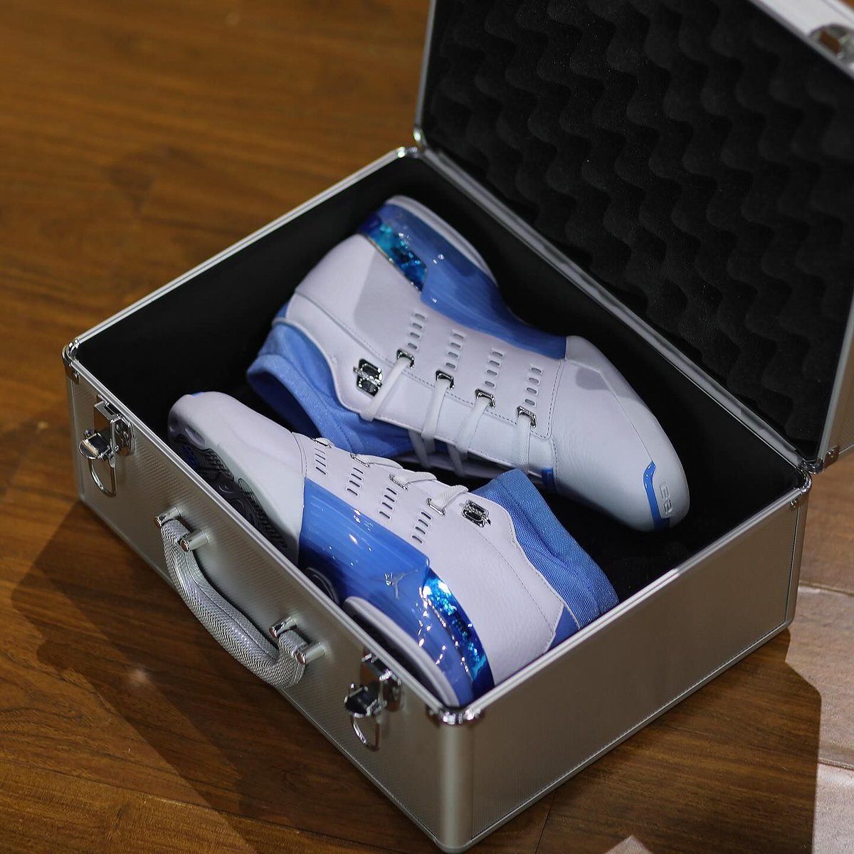Sneaker News tweet media