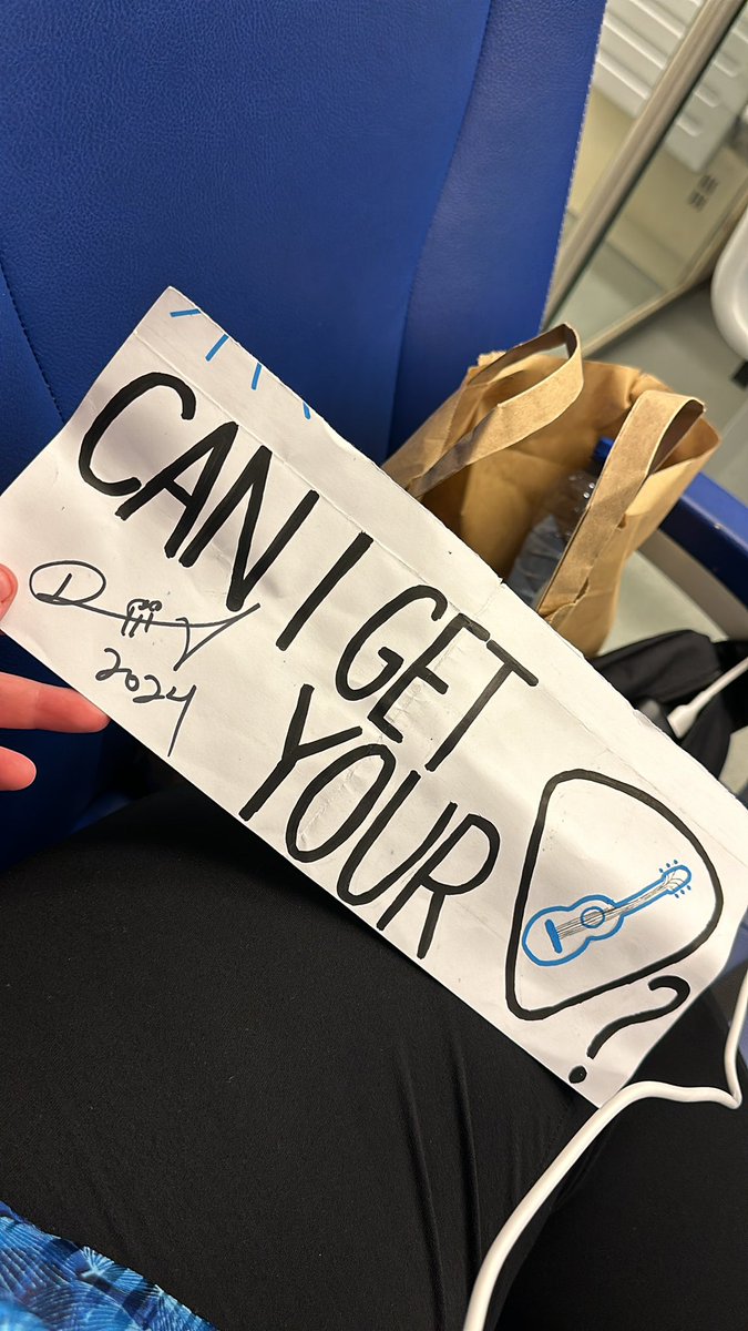 Maycax's tweet photo. After 18 shows still o 🎸pick but tonight @jtimberlake saw and reacted to my sign 🪧😭✨ https://t.co/IafN0MCBTO