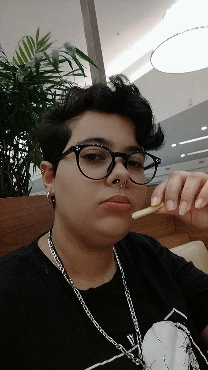 aqui no shopping, comendo sozinho bem numa vibe "liberdade ou solidão?"