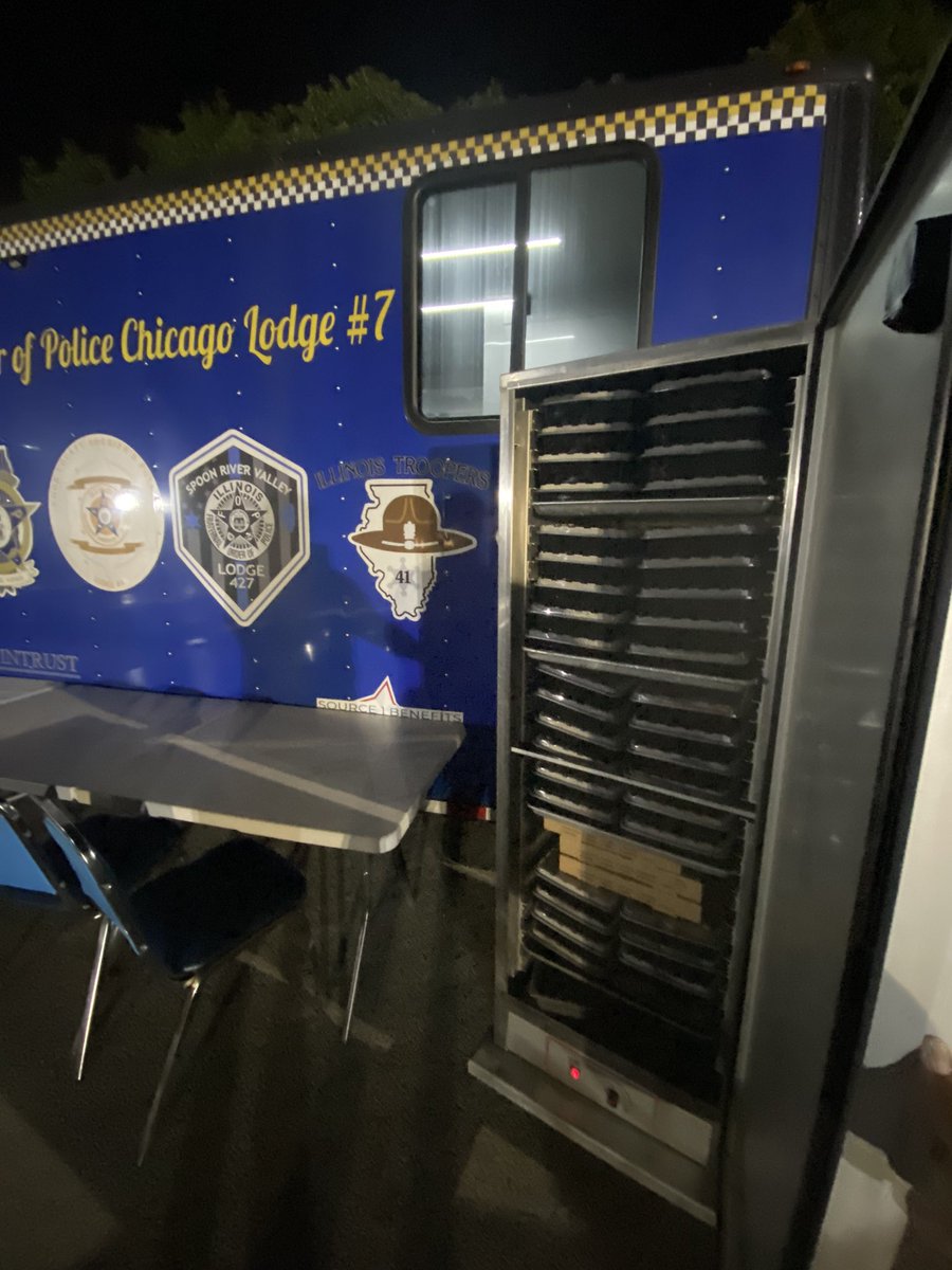 RepAGC's tweet photo. THANK YOU to #TreeHouseChicago & #MoesCantinaRiverNorth for the generous meals donation for the latenight roll call. Txs to #FOPlodge7 for keeping the meals warm &letting me volunteer to pass out the food. Officers, we see u & appreciate all ur work & dedication @Chicago_Police https://t.co/72aECPeQZj