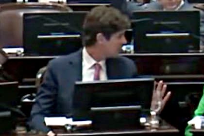 therealbuni's tweet photo. Los senadores ignoraron el pedido del gobierno para no acoplarse al aumento de sueldo y se lo subieron a 9 millones de pesos

En todo el año solo trabajaron 6 veces 
01-03-2024 / 14-03-2024 / 18/04/2024 / 15/05/2024
12/06/2024 / 04/07/2024 https://t.co/nfX6PdhvmN