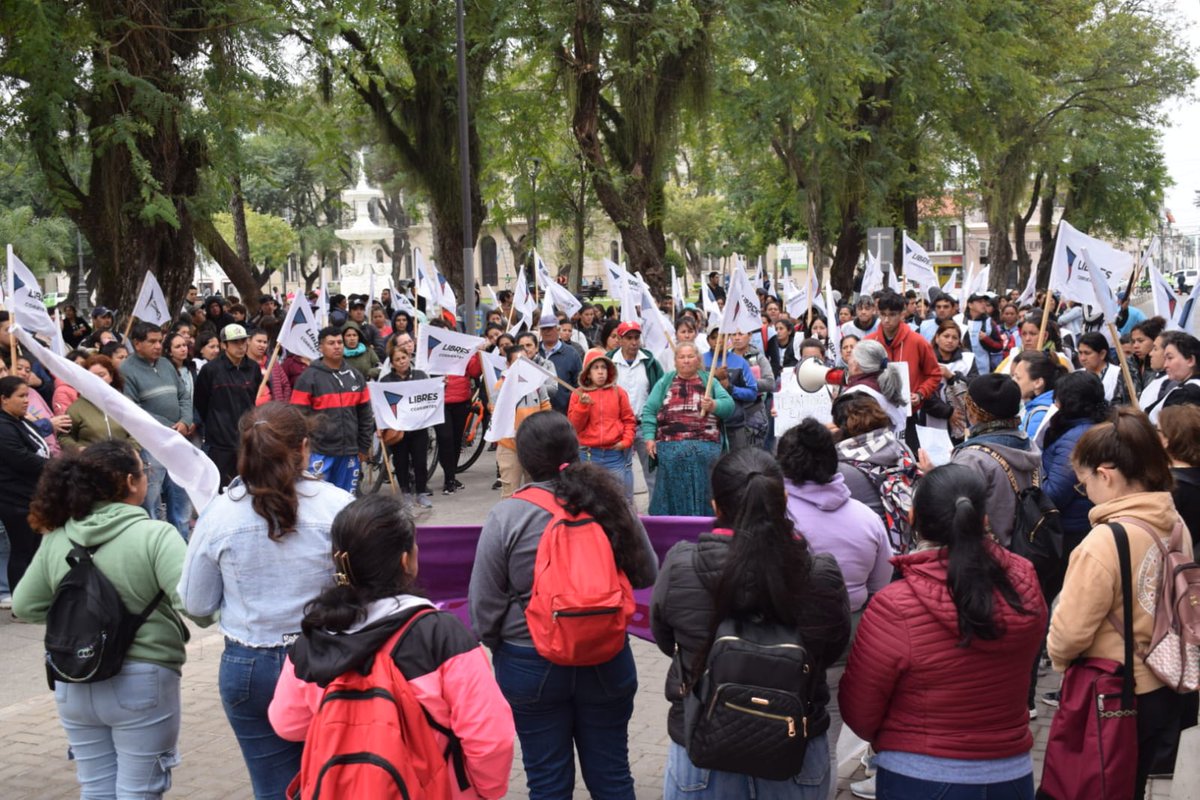 LDScorrientes's tweet photo. ❌ NOS MOVILIZAMOS EN CONTRA DEL DESABASTECIMIENTO A LOS COMEDORES

✊🏼 Hoy en #Corrientes con la conducción de nuestra dirigente @eva_romerook , al Plan Nacional de Territorios en Lucha en contra del desabastecimiento de los comedores impulsados por la ministra Sandra Pettovello, y por el presidente Javier Milei.

🗣️ La peor violencia es el Hambre

⛔ ¡Milei y Pettovello son responsables!