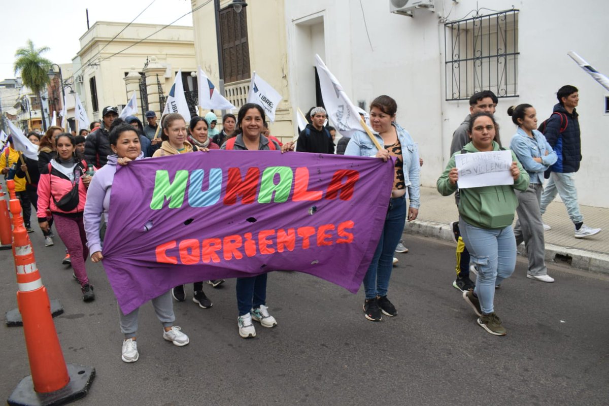 LDScorrientes's tweet photo. ❌ NOS MOVILIZAMOS EN CONTRA DEL DESABASTECIMIENTO A LOS COMEDORES

✊🏼 Hoy en #Corrientes con la conducción de nuestra dirigente @eva_romerook , al Plan Nacional de Territorios en Lucha en contra del desabastecimiento de los comedores impulsados por la ministra Sandra Pettovello, y por el presidente Javier Milei.

🗣️ La peor violencia es el Hambre

⛔ ¡Milei y Pettovello son responsables!
