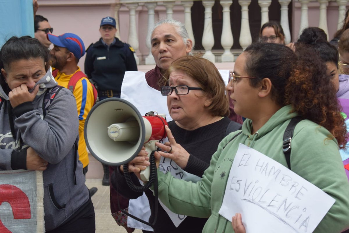 LDScorrientes's tweet photo. ❌ NOS MOVILIZAMOS EN CONTRA DEL DESABASTECIMIENTO A LOS COMEDORES

✊🏼 Hoy en #Corrientes con la conducción de nuestra dirigente @eva_romerook , al Plan Nacional de Territorios en Lucha en contra del desabastecimiento de los comedores impulsados por la ministra Sandra Pettovello, y por el presidente Javier Milei.

🗣️ La peor violencia es el Hambre

⛔ ¡Milei y Pettovello son responsables!