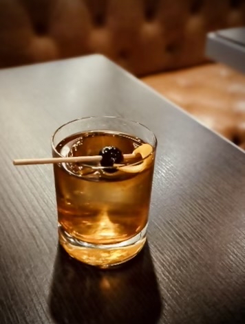 There’s no #monday problems that can’t be fixed with an Old Fashioned. 🥃 #woodandpaddlemn