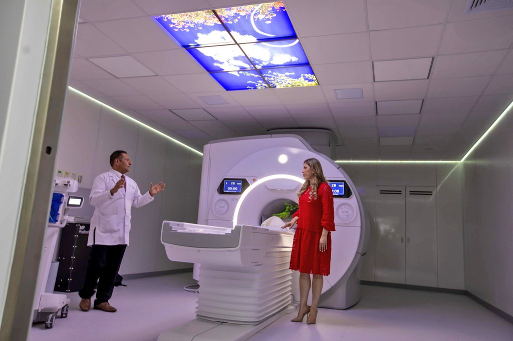 isss_gob_sv's tweet photo. "Innovamos para cuidar de los pacientes, el centro de toda nuestra gestión. Este resonador magnético TESLA 3.0 es el primero en El Salvador y Centroamérica; permitirá ofrecer estudios de elastografía, brindar citas y resultados de manera oportuna", Dra. @MonicaAyalaGue1. https://t.co/eKY734mD6c