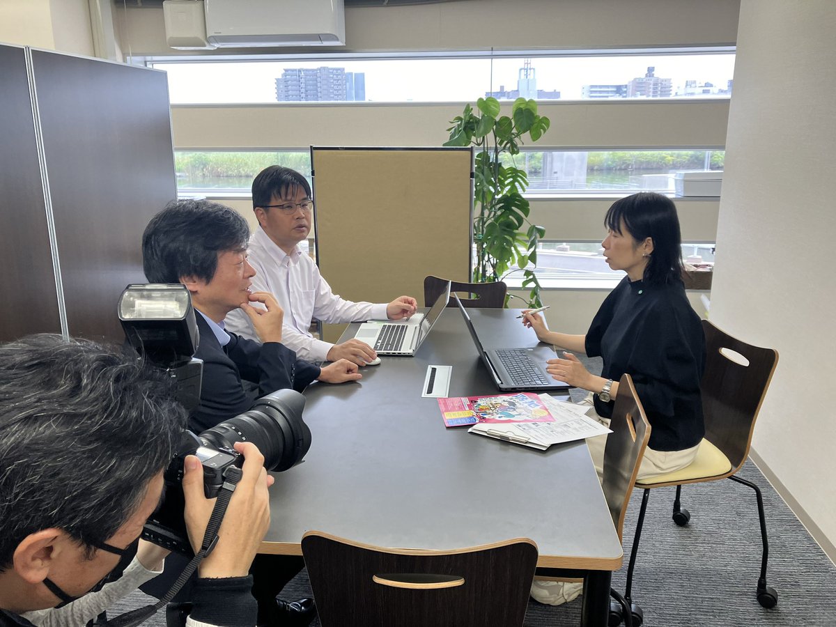 Leading_sanin's tweet photo. #鳥取・島根のリーディング企業
今回はエフエム山陰さんへ！

私たちの身近にあって、
車や仕事中になんとなく耳にする、
ラジオ📻

耳馴染みはあるものの、
実際の現場や作っている人のお話を聞くのは新鮮で楽しいです🤩

詳しくは、
12月25日発売の最新号にて🙌
#fmsanin774 
#ラジオ
#島根の企業 https://t.co/iGMRFeffxg