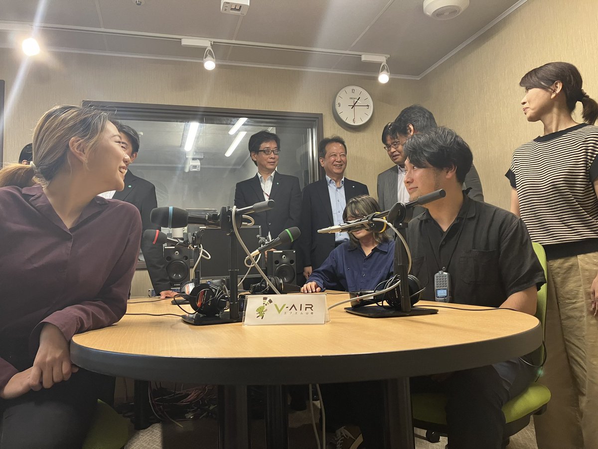 Leading_sanin's tweet photo. #鳥取・島根のリーディング企業
今回はエフエム山陰さんへ！

私たちの身近にあって、
車や仕事中になんとなく耳にする、
ラジオ📻

耳馴染みはあるものの、
実際の現場や作っている人のお話を聞くのは新鮮で楽しいです🤩

詳しくは、
12月25日発売の最新号にて🙌
#fmsanin774 
#ラジオ
#島根の企業 https://t.co/iGMRFeffxg