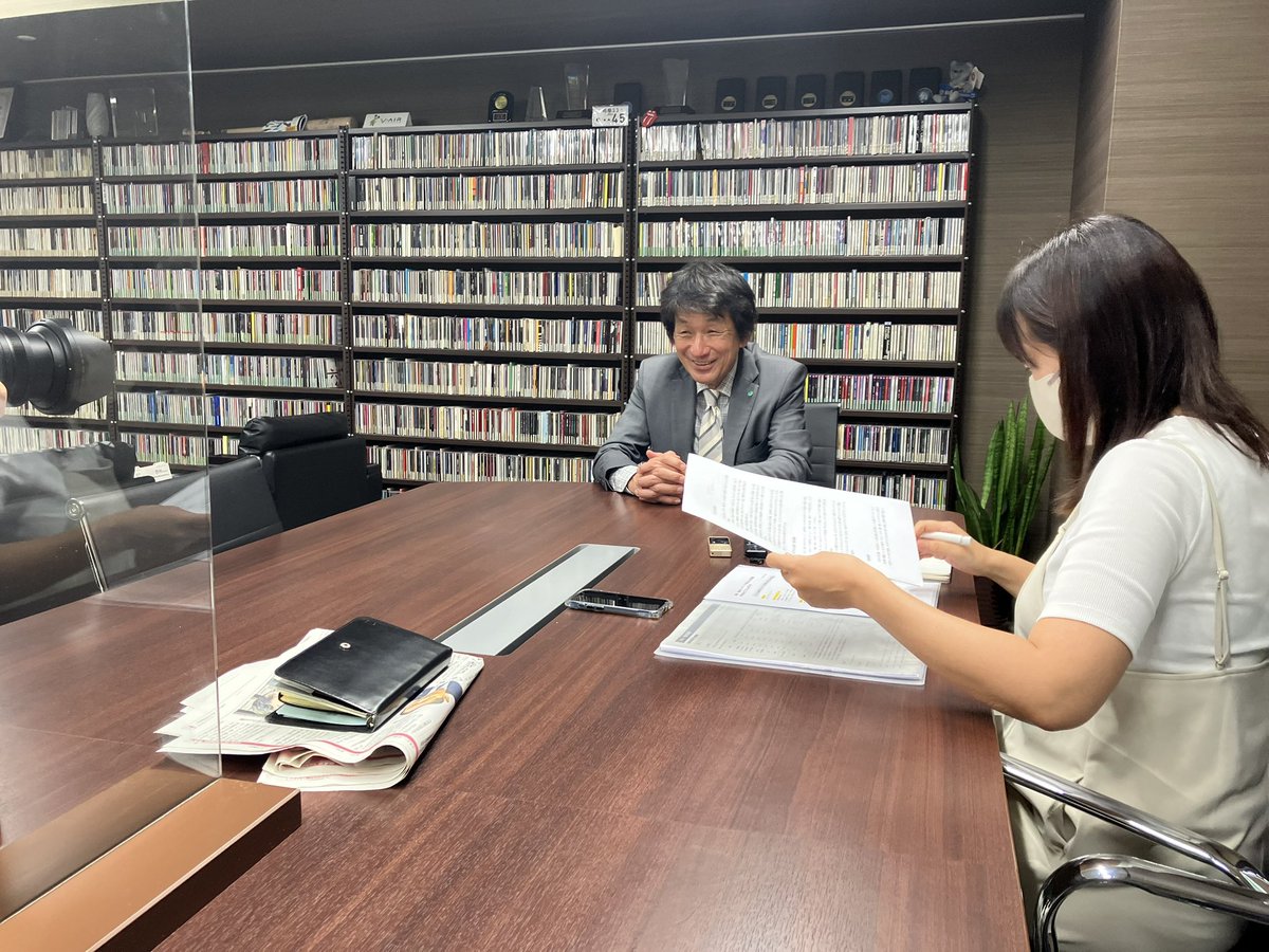 Leading_sanin's tweet photo. #鳥取・島根のリーディング企業
今回はエフエム山陰さんへ！

私たちの身近にあって、
車や仕事中になんとなく耳にする、
ラジオ📻

耳馴染みはあるものの、
実際の現場や作っている人のお話を聞くのは新鮮で楽しいです🤩

詳しくは、
12月25日発売の最新号にて🙌
#fmsanin774 
#ラジオ
#島根の企業 https://t.co/iGMRFeffxg
