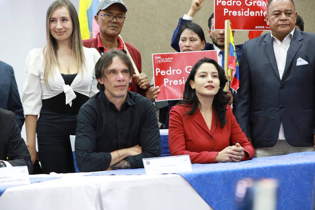 La gente feliz no odia.
Le he tenido que responder a un canalla porque el país tiene derecho a recordar cuál es su esencia.
No seguiré más con esto.
Nuestra candidatura avanza, por eso se refugian en su violencia característica