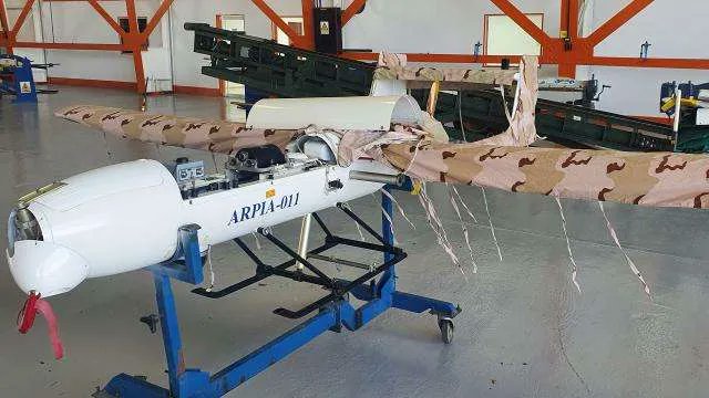UHN_Plus's tweet photo. 🇻🇪🇷🇺🇺🇦 | URGENTE

El régimen de Maduro ha sido implicado en la producción y ensamblaje de drones de guerra utilizados por Rusia en su invasión a Ucrania. 

Según un informe revelado por Informe Orwell, Venezuela, en colaboración con Rusia e Irán, ha establecido un centro de producción de drones en la Base Aérea El Libertador, contribuyendo activamente al conflicto en Europa.

Esta cooperación militar, que se remonta a 2006, ha permitido a Venezuela fabricar versiones locales de drones iraníes, ahora utilizados para fines bélicos, lo que sugiere una alarmante militarización en la región y el fortalecimiento de la alianza entre estas potencias.

Más información en el siguiente enlace: https://t.co/pRHQ6qlZWK vía @InformeOrwell  de @EmmaRincon