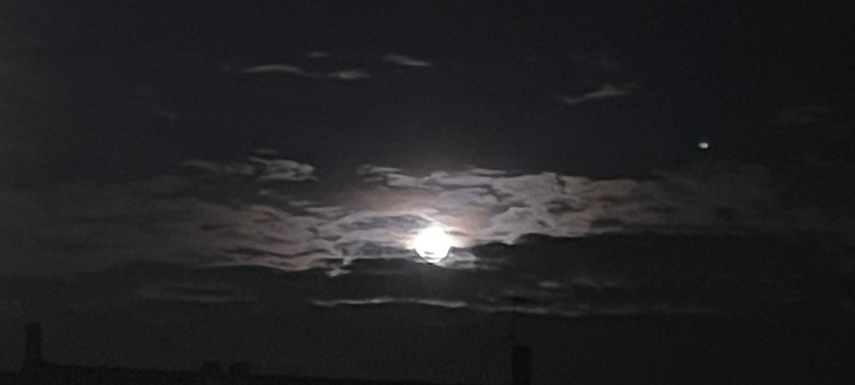 genamuriel's tweet photo. “If there’s something you don’t like, tell the moon, it may bring you luck” Tonight’s full moon, they call it the blue moon #moon #moonblue #goodluck #luck #dreams #fullmoon https://t.co/Uo0vysLOiY