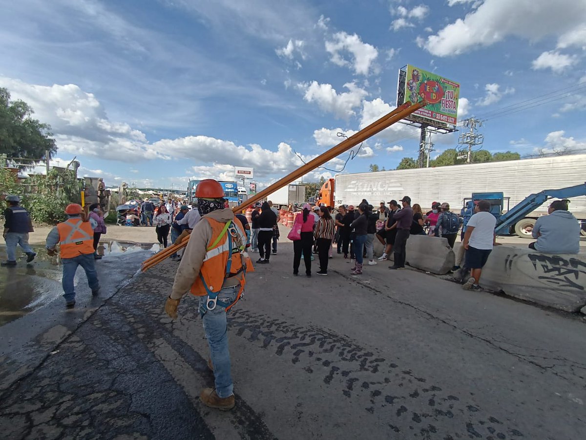 canal6tv's tweet photo. ⚠️Se cumplen más de ocho horas de bloqueo en la carretera #México – #Cuautla, en ambos sentidos, por parte de habitantes de las colonias #CulturasDeMéxico, #JardinesDeChalco y #Jacalones, afectados por las inundaciones que llevan más de tres semanas. https://t.co/GeahHvm7oR