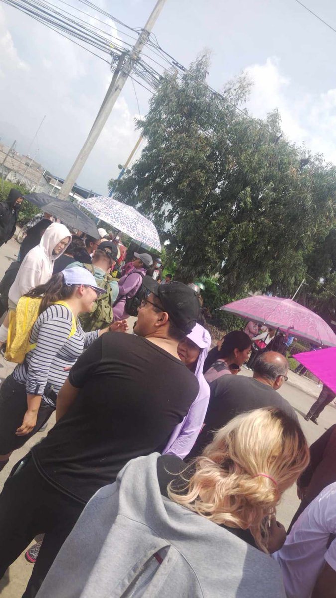 canal6tv's tweet photo. ⚠️Se cumplen más de ocho horas de bloqueo en la carretera #México – #Cuautla, en ambos sentidos, por parte de habitantes de las colonias #CulturasDeMéxico, #JardinesDeChalco y #Jacalones, afectados por las inundaciones que llevan más de tres semanas. https://t.co/GeahHvm7oR