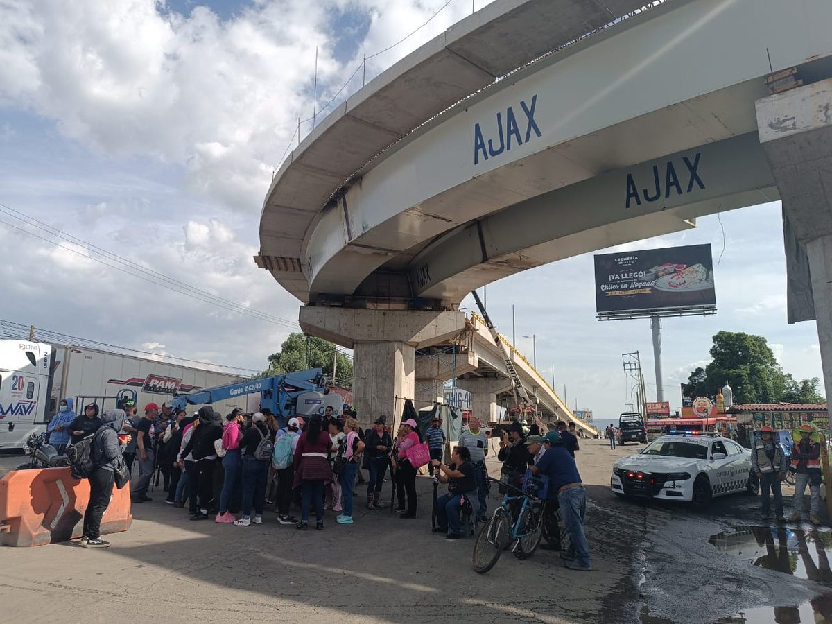 canal6tv's tweet photo. ⚠️Se cumplen más de ocho horas de bloqueo en la carretera #México – #Cuautla, en ambos sentidos, por parte de habitantes de las colonias #CulturasDeMéxico, #JardinesDeChalco y #Jacalones, afectados por las inundaciones que llevan más de tres semanas. https://t.co/GeahHvm7oR