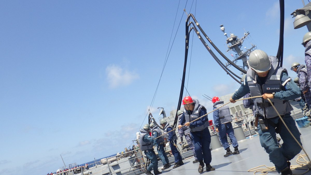 JMSDF_SUF's tweet photo. 8月5日(月)、補給艦「ましゅう」は、米海軍「USS Ralph Johnson」に燃料とスマイル😄を補給しました。
#ましゅう #RALPHJOHNSON #日米同盟 #護衛艦隊 https://t.co/ErW6CYUamT