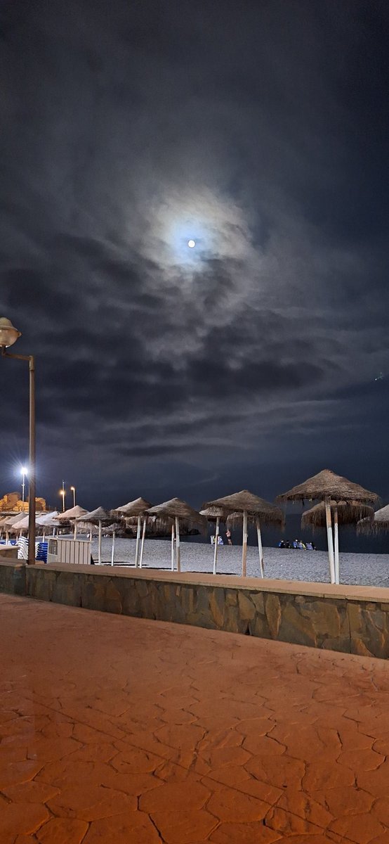 manolcan's tweet photo. #Fotopostales #Nerja con la luna llena preciosa https://t.co/Ba4W8t5oIy