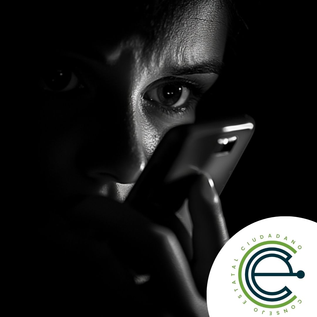 🚨 ¡Cuidado! No caigas en trampas telefónicas 🕵️‍♂️
Concepto de Fotografía:
Imagen de una persona sosteniendo un teléfono celular, con un gesto de preocupación en su rostro, mientras la pantalla del teléfono muestra un número desconocido o sin identificar.