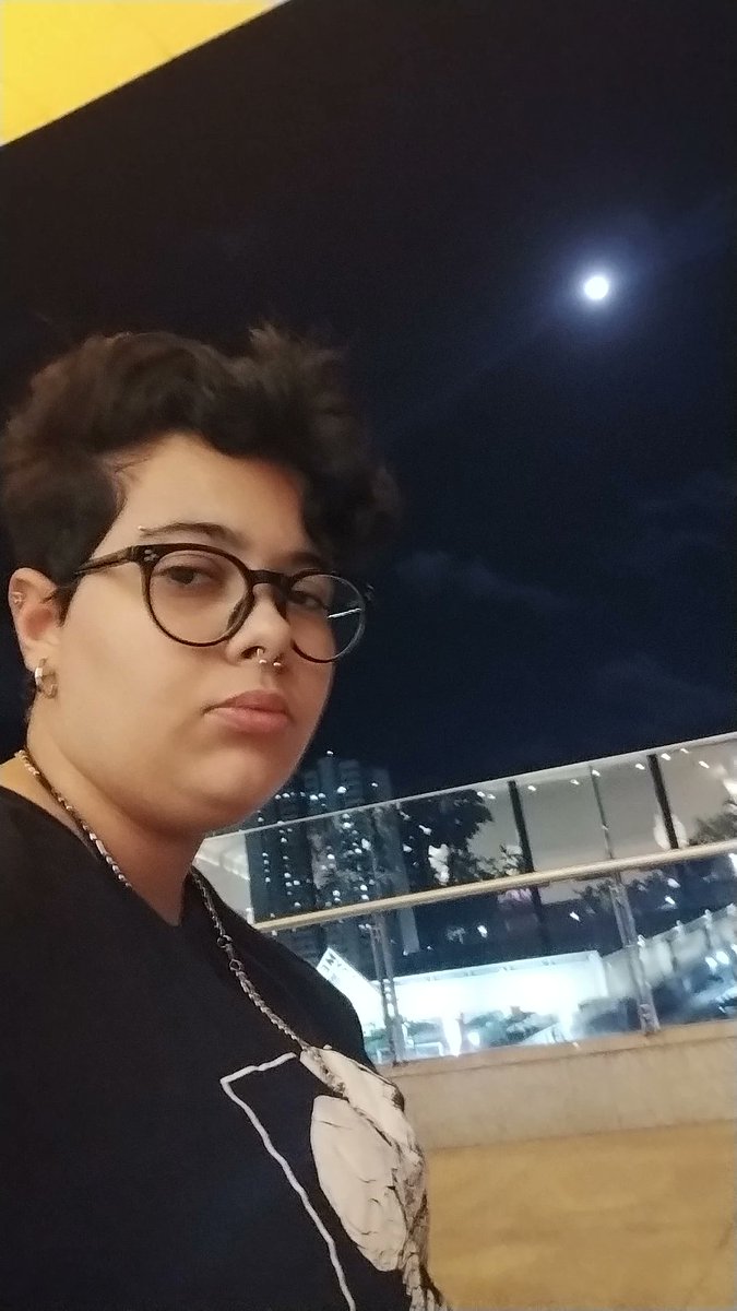 Aqui sentado admirando a lua