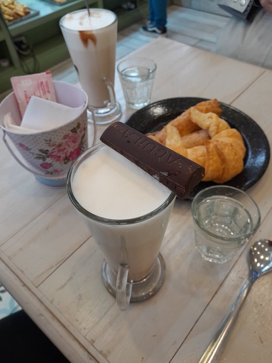 Ven que lindo es merendar? Bueno invitenme