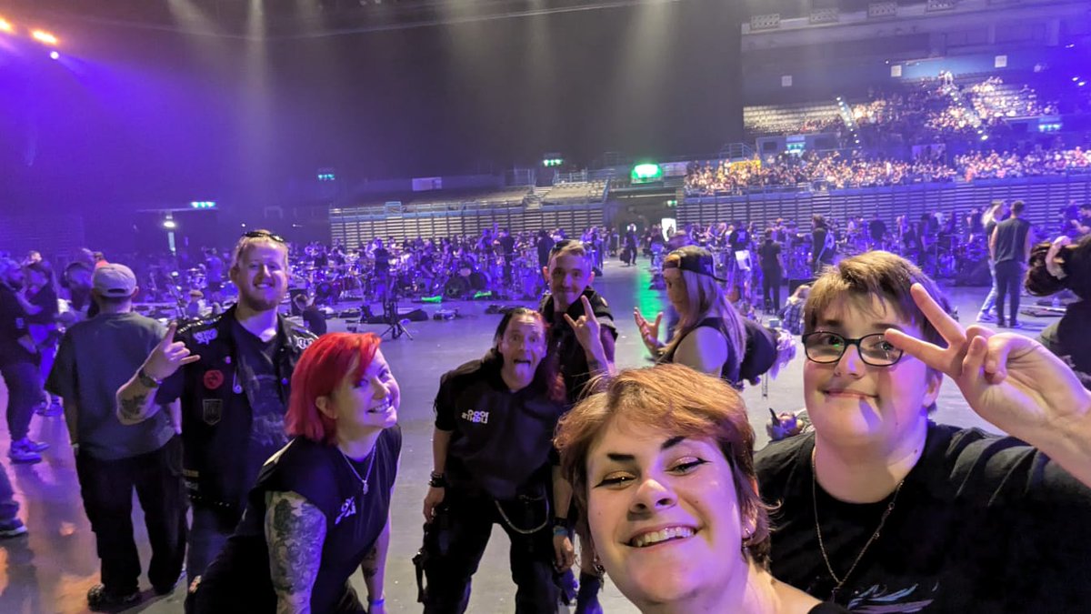 Loiswolf99's tweet photo. Last night was incredible! So honoured to be one of many singers for @totaluprawr  last night! We raised over £130,000!! Came alone from Cardiff and left with a bunch of new friends! 
#1000lights #1klights #linkinpark #music https://t.co/UzxO7jbsz9