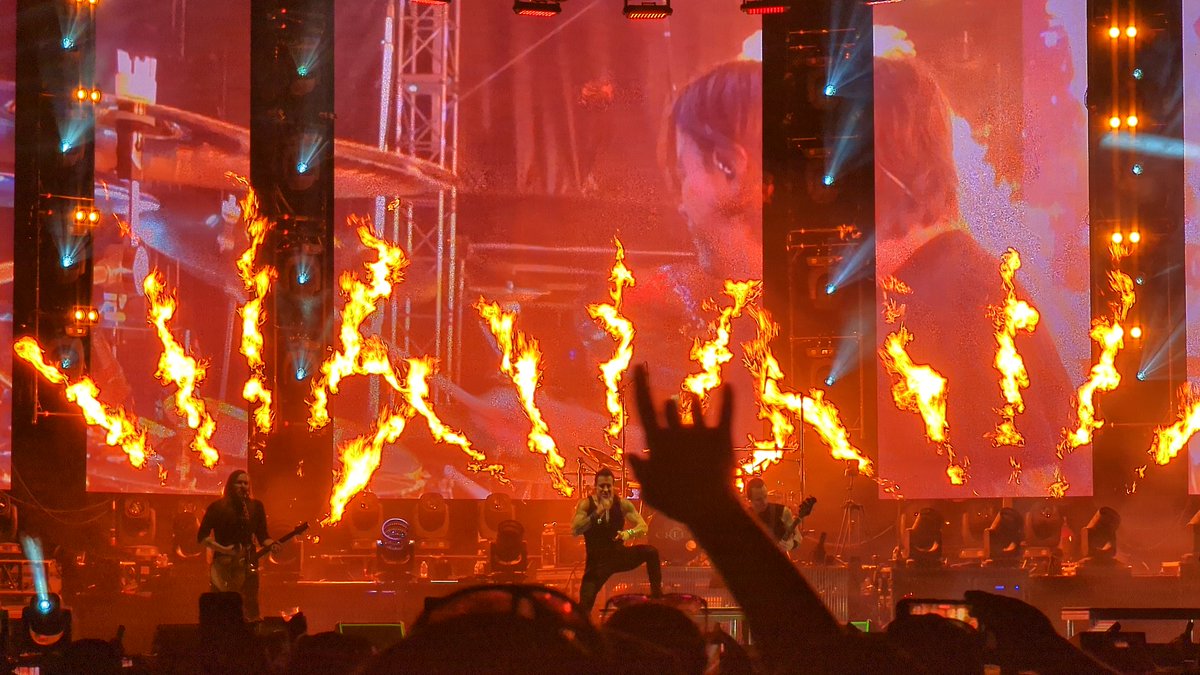 warrenabrahamso's tweet photo. .@Creed... I can't believe I got to see you perform. When you went on hiatus in 2010, I never thought I'd see the day you'd be touring. I had given up hope that I'd get to see you play. You made my dreams come true in Welch, MN. Thank you. https://t.co/oCOg0xqSCQ