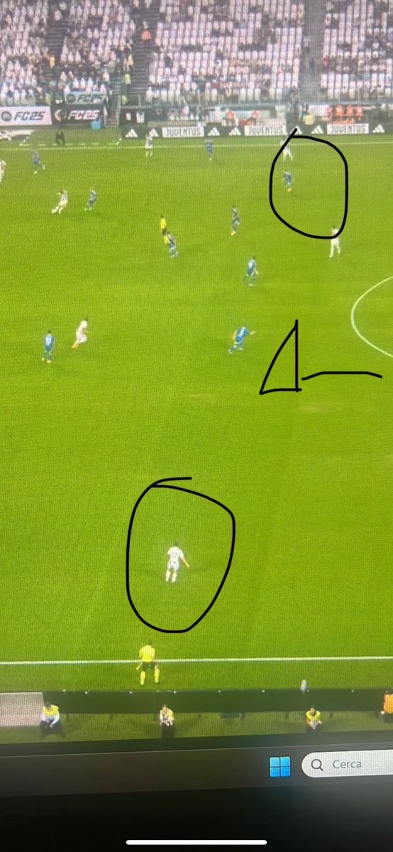 t42222's tweet photo. Just found out Dusan’s goal wasn’t offside and they used the wrong Como player to draw the offside line. 

Also, this was 45 seconds before the goal. 

Didn’t other Serie A fans say Juventus always gets the refs calls? 🤣 https://t.co/uzqqZiV7IF