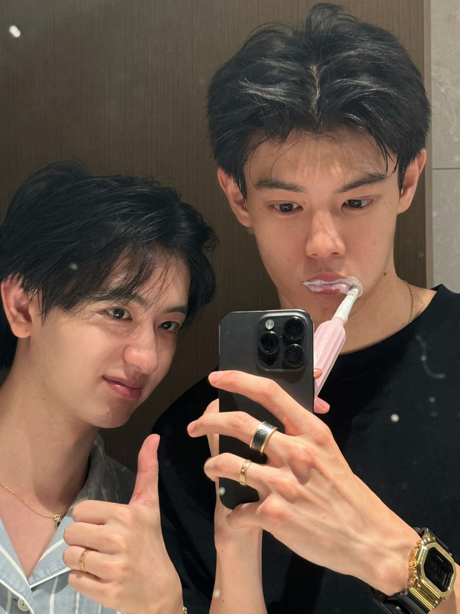 llulinggg's tweet photo. ใครบอกว่าชงไม่ชอบแปรงฟัน เขาแปรงน๊าาา แต่ต้องมีเหล่าผอให้กำลังใจข้างๆ 🤣🤣
#liucongchenlv #conglv https://t.co/7c7ZGrhVH2