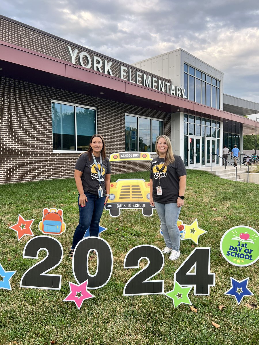 Happy first day back! It was an awesome first day at York Elementary! It’s going to be a great year! #BacktoSPS <a href="/ShondraMFetter/">Shondra Fetter</a> @York_SPS <a href="/DrGrenitaLathan/">Dr. Grenita Lathan</a> <a href="/officialSPS/">Springfield Public Schools</a>