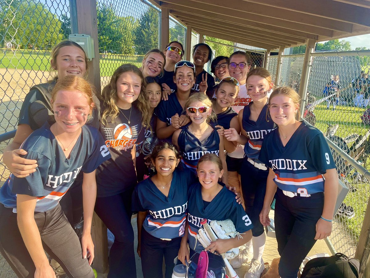 ChiddixJHS's tweet photo. It’s a beautiful day to win a softball game!! Nice job ladies!!🧡🖤 #BEaCHARGER #unit5pride https://t.co/Ct88dgO6NH