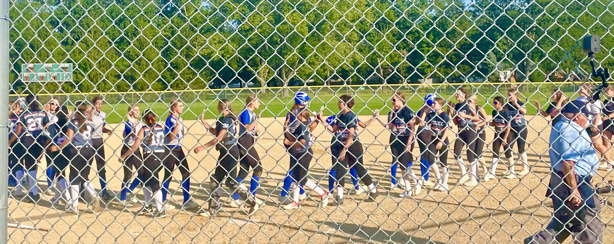 ChiddixJHS's tweet photo. It’s a beautiful day to win a softball game!! Nice job ladies!!🧡🖤 #BEaCHARGER #unit5pride https://t.co/Ct88dgO6NH
