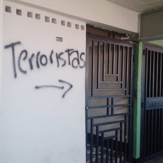 OrlvndoA's tweet photo. 🚨 | En el barrio 23 de enero, en Caracas, marcan con "terroristas" los hogares de opositores al régimen de Nicolás Maduro. https://t.co/L7lm1tMQYu