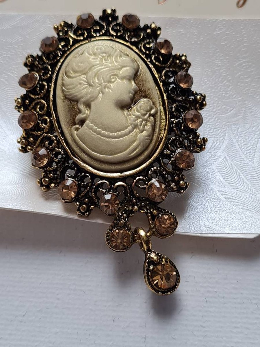 Laura_Writes_'s tweet photo. The
Brooch.
Heirloom
Cameo.
Cursed heart of darkness
Of blood and soul mysterious.
#ItalianVerse
#vssfantasy
#roomprompt
#vsshorror https://t.co/RYkyfMhIBQ