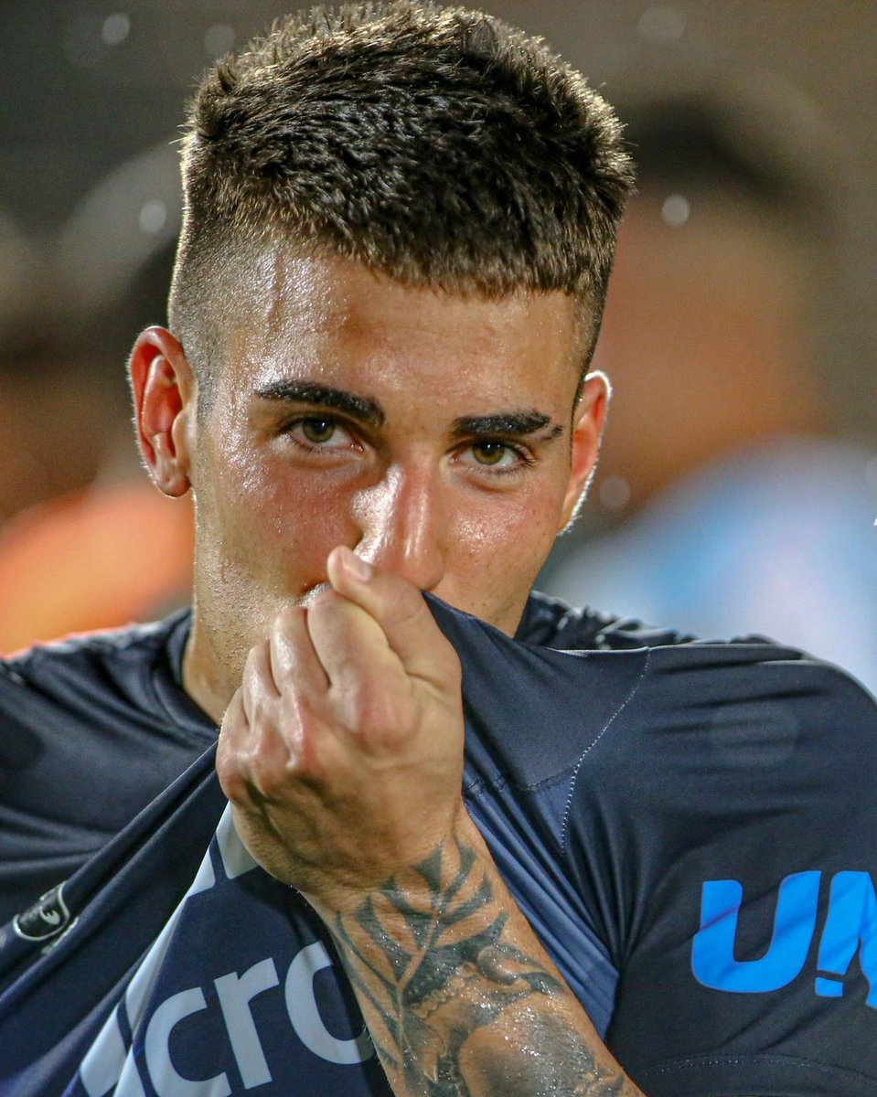 Gracias por el ascenso. Gracias dejar todo por la camiseta, por besarte el escudo y por llevarlo para siempre en la piel.

Un caudillo asi dura para siempre en la memoria del hincha. Nos veremos de nuevo 💙