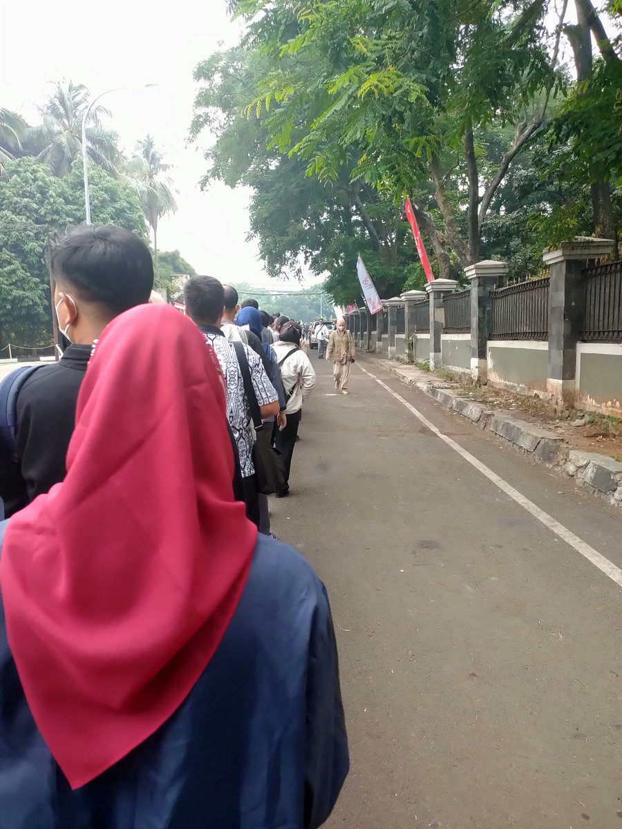 Kurnia20's tweet photo. Haltenya dimana ngantrinya sampe sepanjang ini. Luar biasa memang halte cibubur. @PT_Transjakarta https://t.co/sbNSVXfLJd