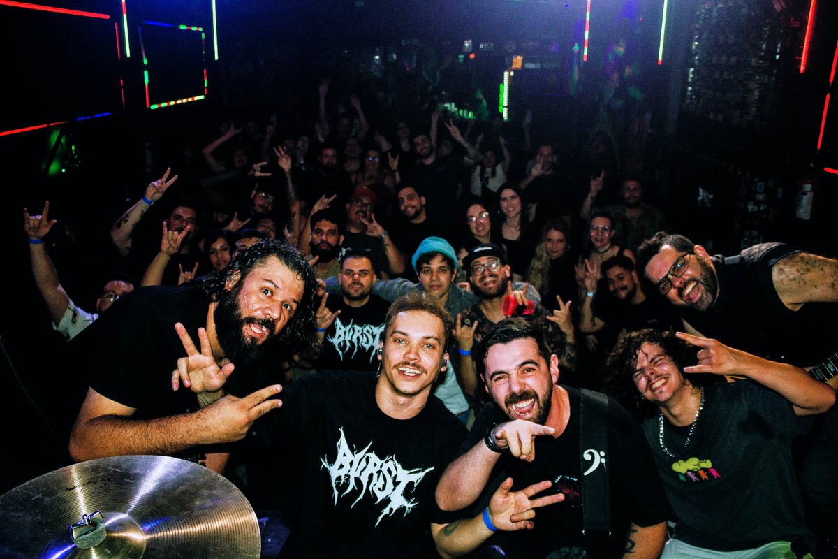 BURSTINTOFlRE's tweet photo. Que noite inesquecível, graças a vocês!! Como é bom encontrar nossos amigos…OBRIGADO, SP ❤️‍🔥 https://t.co/aTfJsGE0bs