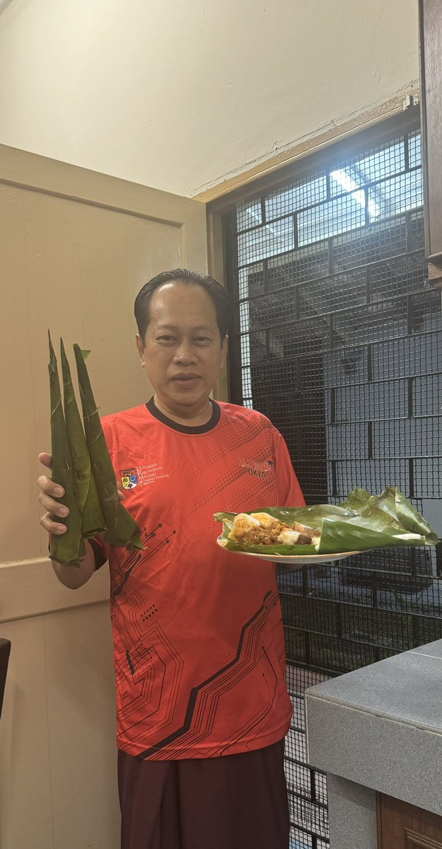 ahmadmaslan's tweet photo. #NasiTumpang #Klate

Staf #UMNO Sdra Bob tiba dari #KB di #KL &amp; hantar nasi tumpang ke kediaman tumpangan saya 6.30 pagi tadi.

Ini antara makanan kegemaran saya bila berada di #Kelantan. Selain #NasiBerlauk, #NasiKerabu

(Sekali lagi terima kasih pengundi #Nenggiri pilih #Awie) https://t.co/QCSr7H7Cgm