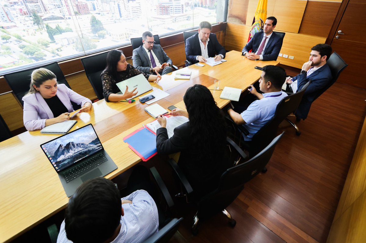 MIT_Ecuador's tweet photo. Con el objetivo de revisar la situación de los radares instalados a escala nacional y promover acciones en beneficio de los ecuatorianos, este lunes el ministro @RobertoLuqueN mantuvo una reunión de trabajo con autoridades de @CTEcuador y @ANT_ECUADOR.
#ElNuevoEcuadorResuelve https://t.co/glGUS5aWeT