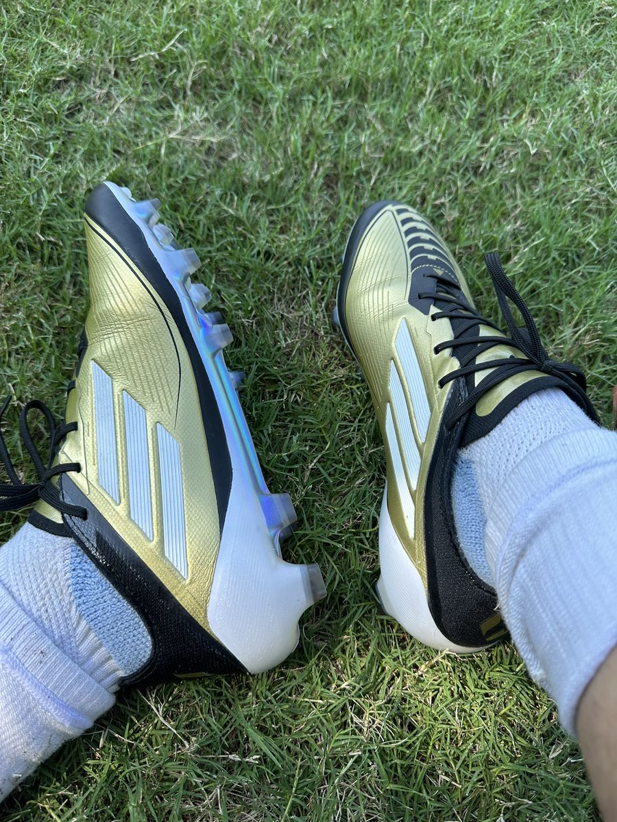 shiocap's tweet photo. 日曜は天然芝でEnjoy Fotballを楽しみました
ずっと履きたかった #F50Messi #FutureUltimate Low をようやく着用
F50メッシはいいですね
やっぱりこのアッパーの方が好みです
でもここまでならメッシスタッドにして欲しかったです
メッシ選手着用みたいな現行型でなくてメッシ16.1時代ので良かったので https://t.co/7DHMkpU1kK