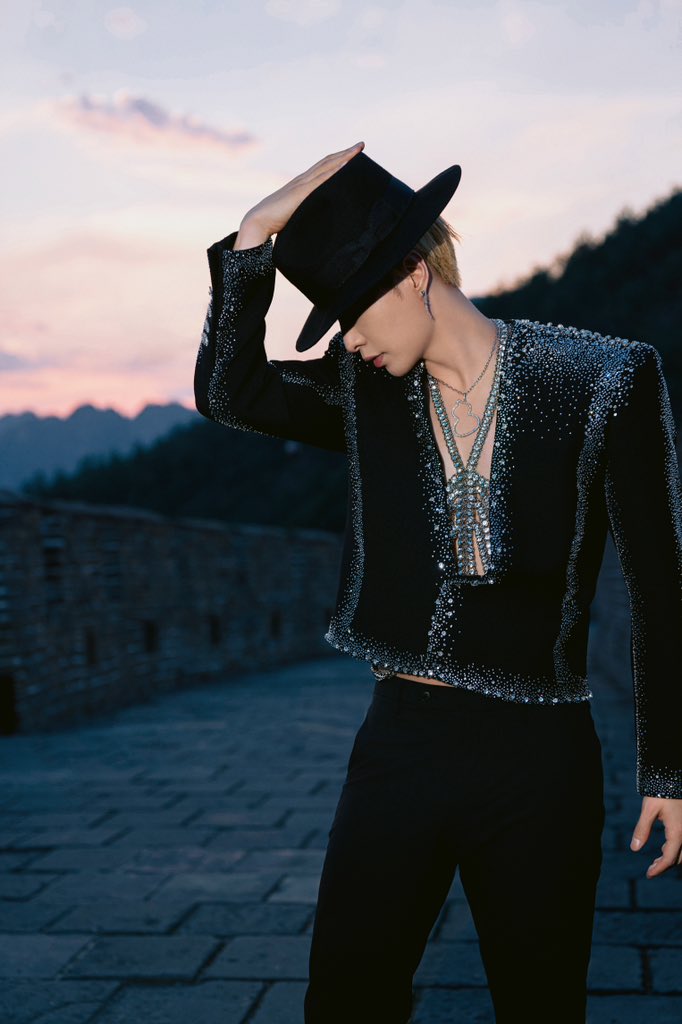 lay_studio's tweet photo. @layzhang first full-length English album 'STEP'. Official MV: Releasing on August 22, 2024. 
Black and white express contrast and minimalism, while music fills the world with color. #LAY #step https://t.co/fcjaJs6dvO