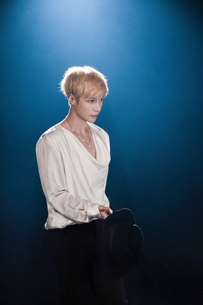 lay_studio's tweet photo. @layzhang first full-length English album 'STEP'. Official MV: Releasing on August 22, 2024. 
Black and white express contrast and minimalism, while music fills the world with color. #LAY #step https://t.co/fcjaJs6dvO