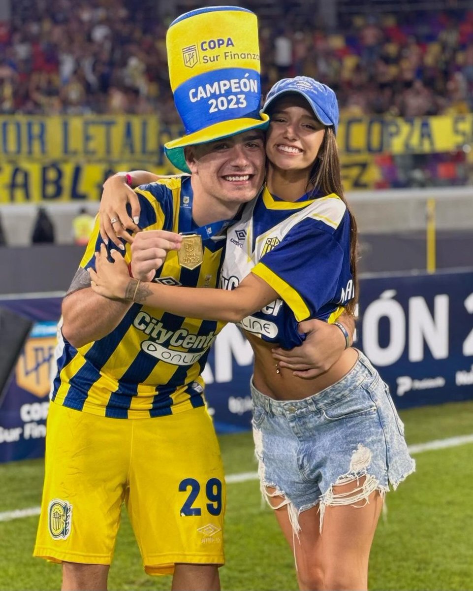 1889ppau's tweet photo. Monogamia y Central, lo único que pido https://t.co/itVoyBWKJp