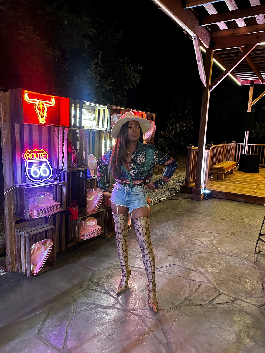 Brooke Thomas tweet media